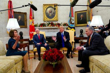 Les négociations pour mettre fin au «shutdown» au point mort, avec Nancy Pelosi et Chuck Schumer dans le Bureau ovale, le 11 décembre 2018.A lire : Mécontent, Donald Trump quitte une réunion sur le shutdown en disant "bye-bye"<br />
