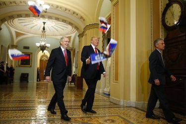 Les soupçons de collusion entre la Russie et la campagne Trump font l'objet d'une enquête. Le 24 octobre 2017, des drapeaux russes sont lancés vers Donald Trump.A voir : Au Capitole, Donald Trump a reçu... des drapeaux russes<br />

