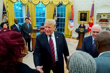 Donald Trump a remis la nationalité américaine à cinq personnes à la Maison-Blanche, le 19 janvier 2019.
