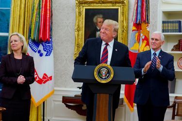 Donald Trump a remis la nationalité américaine à cinq personnes à la Maison-Blanche, le 19 janvier 2019.