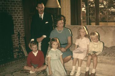 Le prince Jean de Luxembourg et la princesse Joséphine-Charlotte avec Henri, Margaretha, Marie-Astrid et Jean, en 1960