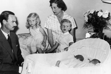 Le prince Jean de Luxembourg et la princesse Joséphine-Charlotte avec Marie-Astrid, Henri et les jumeaux Margaretha et Jean, le 19 juin 1957