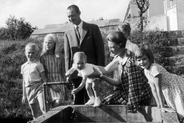 Le prince Jean de Luxembourg et la princesse Joséphine-Charlotte avec leurs cinq enfants, le 11 septembre 1964