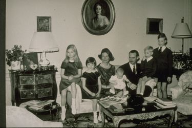 Le prince Jean de Luxembourg et la princesse Joséphine-Charlotte avec leurs cinq enfants, le 26 décembre 1963