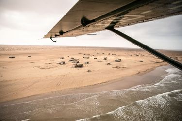 L’avion vient de décoller de Tarfaya, à côté du cap Juby, et survole les côtes du Sahara occidental, en direction de Nouadhibou, en Mauritanie. 
