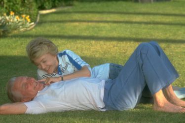 Kirk Douglas et sa femme Anne se relaxent dans leur jardin en 1991. 