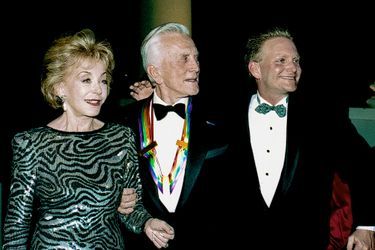 Kirk Douglas en compagnie de sa femme Anne et de son fils Eric Douglas se rendent à un gala à la Maison Blanche en 1994. 