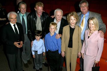 Kirk Douglas avec sa femme Anne, et ses fils Michael, Peter et Joel Douglas en 2004. 