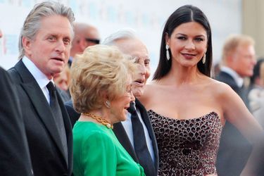 Kirk Douglas avec sa femme Anne, son fils Michael Douglas et sa belle-fille Catherine Zeta-Jones lors des AFI Lifetime Achievement Awards à Culver City en 2009. 