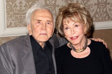Kirk Douglas et sa femme Anne à un gala du Centre Anne Douglas à Beverly Hills en 2013. 