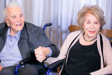 Kirk Douglas et sa femme Anne lors du 25ème anniversaire du Centre Anne Douglas à Los Angeles en 2017. 