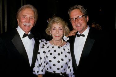 Kirk Douglas avec sa femme Anne et son fils aîné Michael Douglas lors du gala "Neil Jacobs International Peace Awards" à Beverly Hills. 