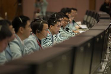 Des techniciens du Centre de contrôle et de commandement aérospatial de Pékin