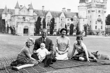 La reine Elizabeth II et le prince Philip, avec la princesse Anne et les princes Charles et Andrew, le 8 septembre 1960