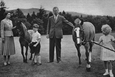 La reine Elizabeth II et le prince Philip, avec le prince Charles et la princesse Anne, en 1955