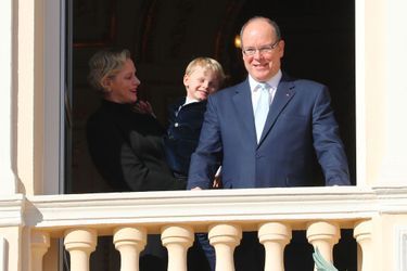 La princesse Charlène, le prince héréditaire Jacques et le prince Albert II de Monaco, au balcon du palais dimanche.