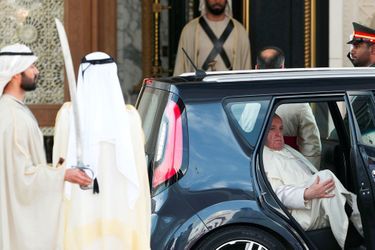 Le pape François à Abou Dhabi, lundi, devant le palais présidentiel.