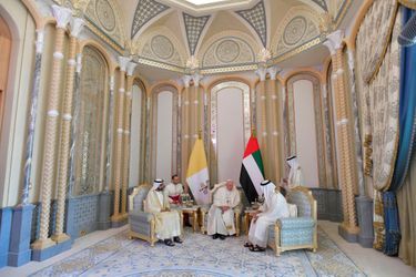 Le pape François rencontre le vice-président des Emirats arabes unis, Mohammed ben Rachid Al Maktoum, et Mohammed ben Zayed Al Nahyane, prince héritier d&#039;Abou Dhabi.