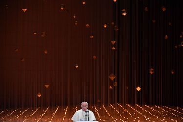 Le pape François participe à un rassemblement interreligieux à Abou Dhabi, lundi.