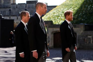 Le prince William et le prince Harry marchent au côté de leur cousin Peter Phillips aux obsèques du prince Philip le 17 avril 2021