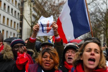 Les manifestants de la «Marche républicaine des libertés», dimanche à Paris.