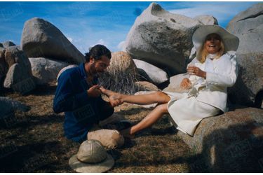 Marcello Mastroianni et Catherine Deneuve, en tailleur blanc YSL, pendant le tournage de « Liza », en Corse, le 14 juin 1971.