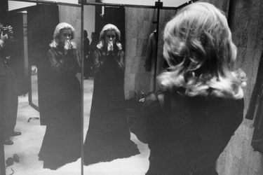 Catherine Deneuve lors d&#039;une séance d&#039;essayage dans l&#039;atelier d&#039;Yves Saint Laurent à Paris, le 25 novembre 1971.