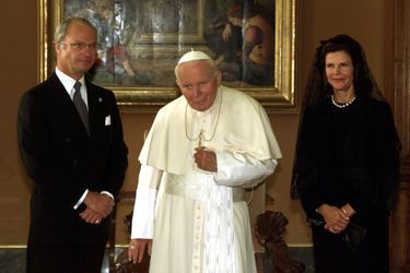 La reine Silvia de Suède avec le roi Carl XVI Gustaf et le pape Jean-Paul II, le 13 novembre 1999