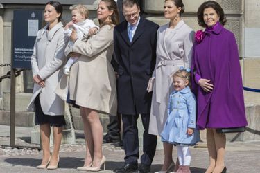 La reine Silvia de Suède avec les princesses Estelle, Victoria, Madeleine, Leonore et Sofia, et le prince Daniel, le 30 avril 2015