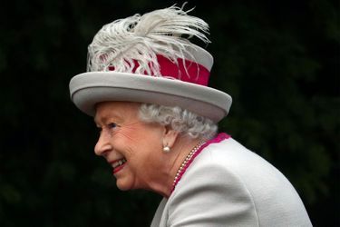 La reine Elizabeth II arrive à la messe.