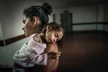 Dans le service de pédiatrie de l’hôpital universitaire de Caracas, cette petite fille de 5 ans, décharnée, souffre de diarrhées chroniques.