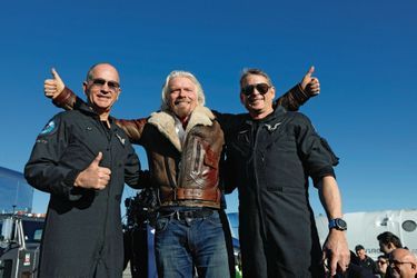 Autour de Richard Branson, le copilote Rick Sturckow, dit « CJ » (à g.), et le pilote Mark Stucky, dit « Forger », détenteur, désormais, des fameuses « ailes des astronautes ».