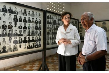 Au musée du Génocide de Tuol Sleng à Phnom Penh, la Directrice Générale de l’Unesco Audrey Azoulay écoute attentivement Mum Mey, un survivant et ex-prisonnier de la prison autrefois baptisée S-21, le 6 décembre 2018. Le musée du génocide Tuol Sleng traite du génocide cambodgien, commis entre 1975 et 1979 dans le Kampuchea démocratique des Khmers Rouges.