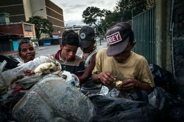 Affamés, des ados et une vieille dame se précipitent sur des restes de plateaux-repas. Dans le centre de Caracas, ils sont de plus en plus nombreux à avoir ce seul moyen de subsistance. 