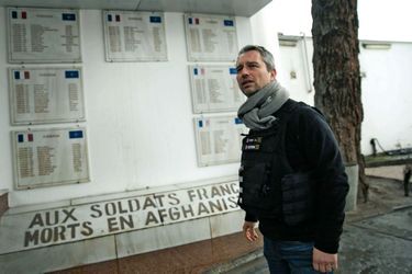 Devant le monument dédié aux 90 militaires français morts en Afghanistan.