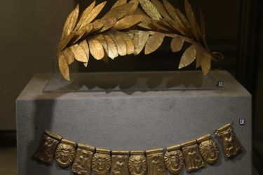 Bijoux étrusques. Une couronne de laurier en or et un collier du même métal datant du IVe siècle av. J.-C.