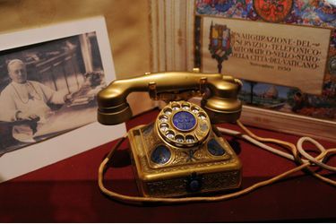 Téléphone précieux ayant appartenu à Pie XI. Cadran en or et lapis-lazuli aux armoiries du Vatican et ciselé d’une croix