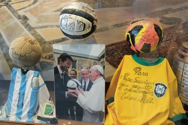 Dieux du stade. Des ballons, et les maillots de Diego Maradona et du roi Pelé dédicacés à François. Au centre, une photographie du célèbre gardien de but italien Gianluigi Buffon reçu par le Pape au Vatican en mai 2013