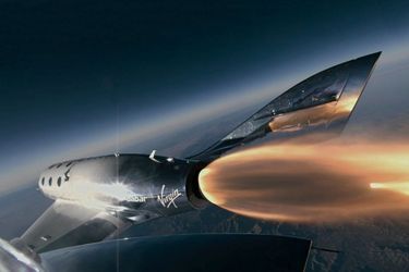 Jeudi 13 décembre, à 15 000 mètres d’altitude. Larguée par un avion porteur, la navette SpaceShipTwo « VSS Unity » allume son réacteur. 