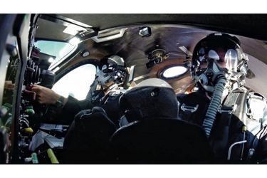 En soixante secondes, le pilote Mark Stucky (à dr.) et le copilote Rick Sturckow atteignent Mach 2,9 (3 560 km/h). « C’était comme être sur un cheval de course qui n’aurait connu que le trot. On l’a enfin lancé au galop : il est né pour ça. »