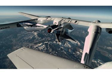 SpaceShipTwo n’a pas encore pris son envol. Elle sera larguée moteur éteint, à 15 000 mètres d’altitude. Ce « décollage » hors-sol permet de réduire sa consommation de carburant. 