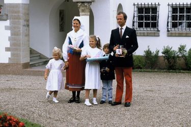 La reine Silvia de Suède avec le roi Carl XVI Gustaf et leurs trois enfants, le 14 juillet 1986