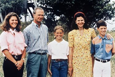 La reine Silvia de Suède avec le roi Carl XVI Gustaf et leurs trois enfants, le 19 juillet 1993
