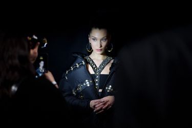Bella Hadid dans les coulisses du défilé Versace à Milan, samedi 12 janvier