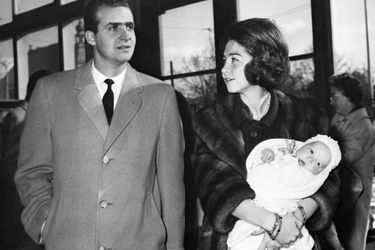 La princesse Sofia et le prince Juan Carlos d'Espagne avec la princesse Elena, en février 1964