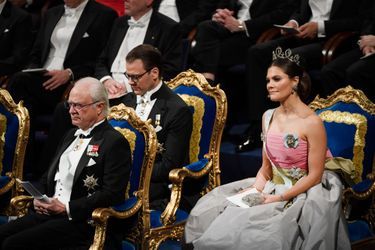 Le roi Carl XVI Gustaf de Suède, le prince Daniel et la princesse Victoria à Stockholm, le 10 décembre 2018