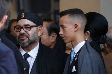 Le prince Moulay El Hassan du Maroc avec son père le roi Mohammed VI à Paris, le 11 novembre 2018