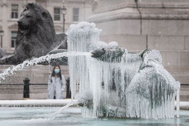 Les fontaines de Trafalgar Square gelées à Londres.