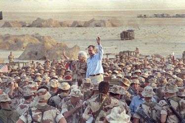 Barbara et George H. W. Bush dans le désert saoudien en novembre 1990