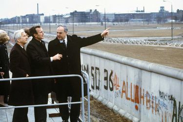 George W. H. Bush, alors vice-président, devant le Mur de Berlin en 1983 avec le chancelier allemand Helmut Kohl et le maire de Berlin Richard von Weizsäcker